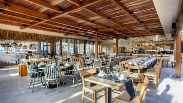 2 restaurantes: opção de café da manhã, almoço e jantar