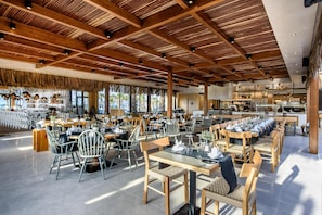 2 restaurants servant le déjeuner, le dßner et le souper