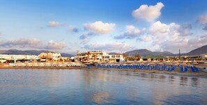 Privat strand i nærheten, solsenger, parasoller og sandvolleyball