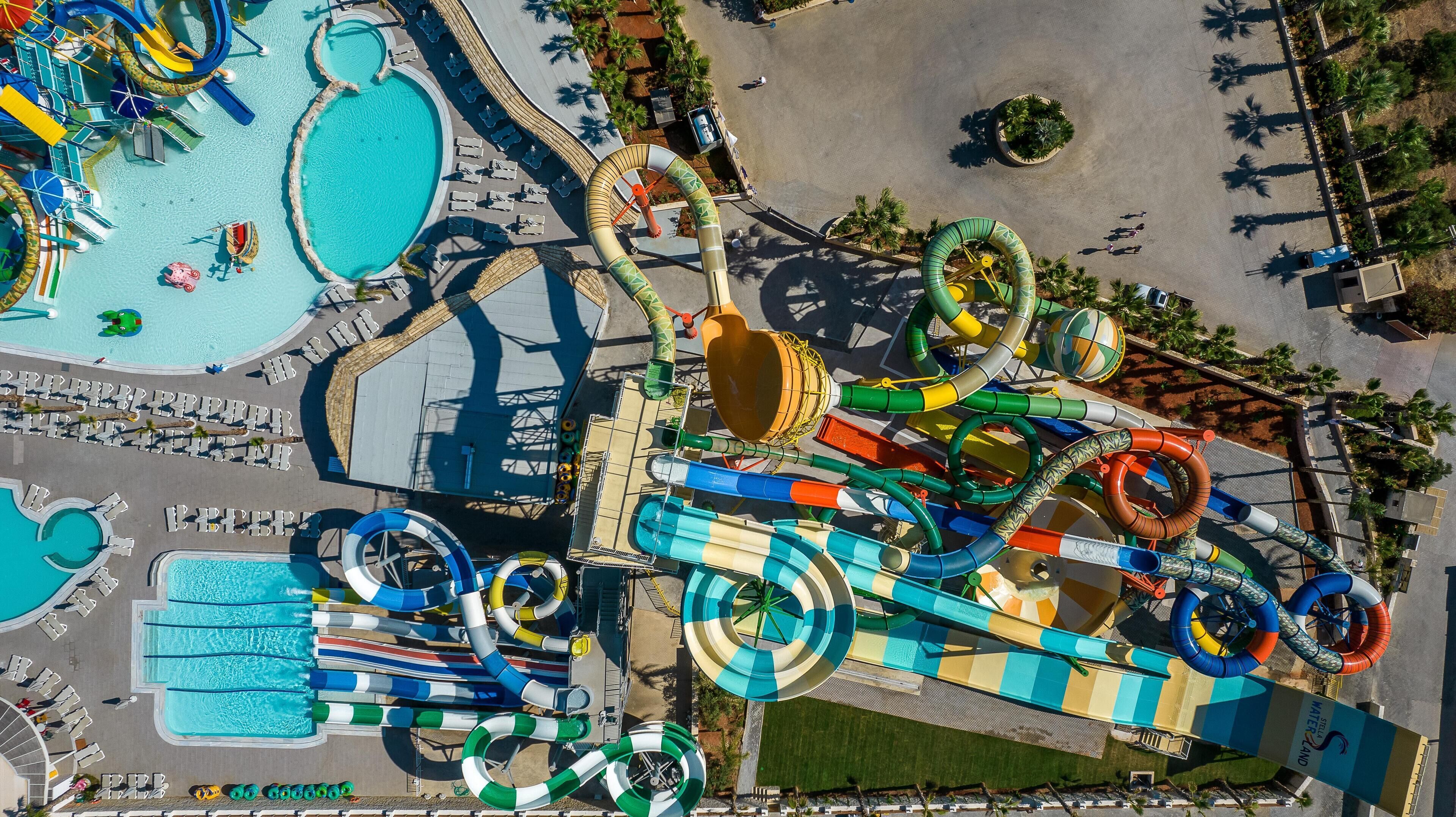Een overzicht vanuit de lucht van een waterpark met verschillende glijbanen en zwembaden.