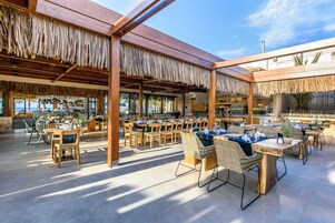 2 restaurantes; se sirven desayunos, almuerzos y cocina internacional 