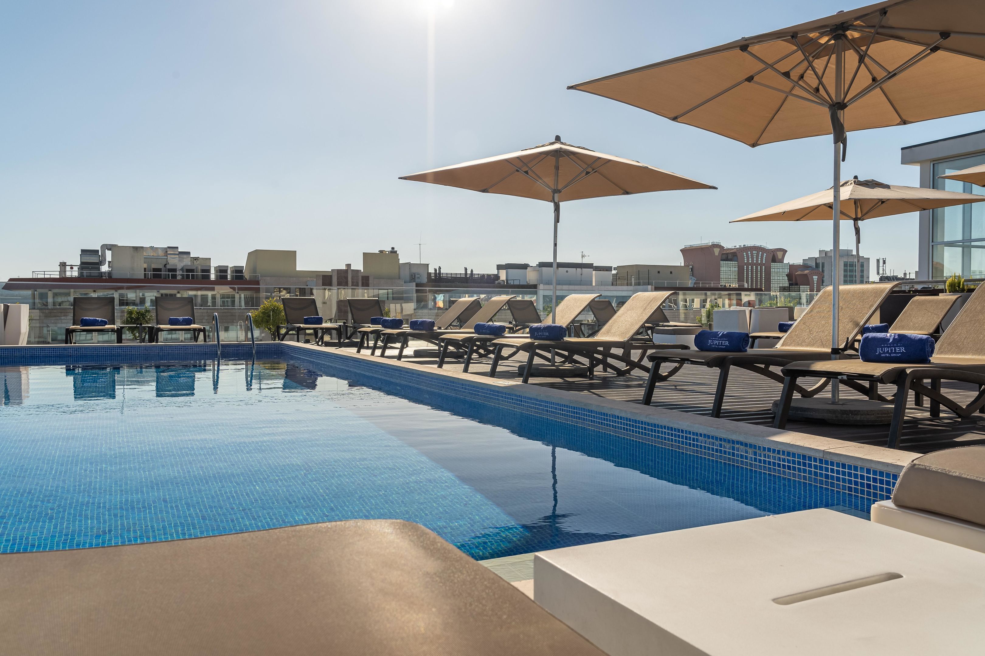Una piscina cubierta, 2 piscinas al aire libre, sombrillas, tumbonas