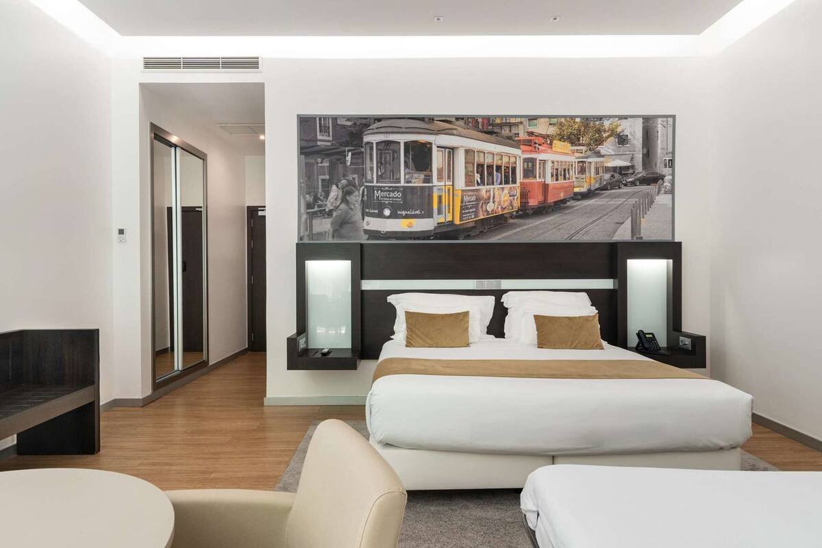 Minibar, caja de seguridad en la habitación y escritorio 
