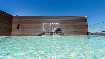 Inomhuspool, 2 utomhuspooler, parasoller och solstolar