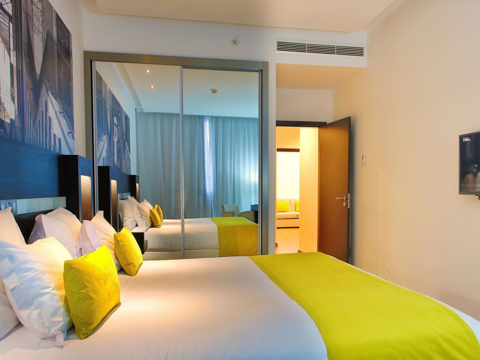 Minibar, coffres-forts dans les chambres, bureau