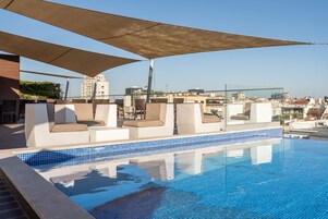 Piscina interna, 2 piscinas externas, guarda-sóis, espreguiçadeiras