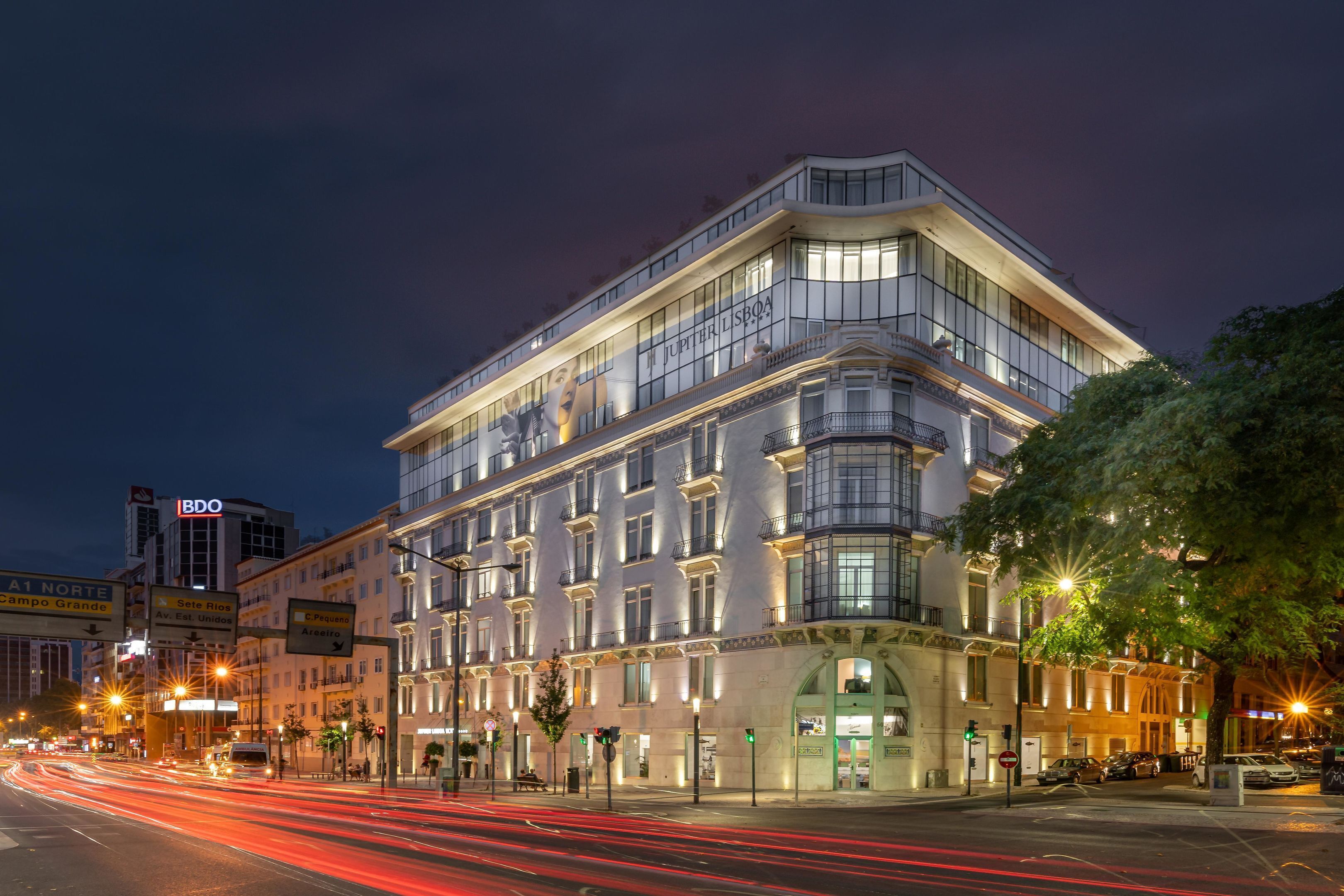 Un hotel de varios pisos con un diseño arquitectónico clásico, con amplias ventanas y balcones.