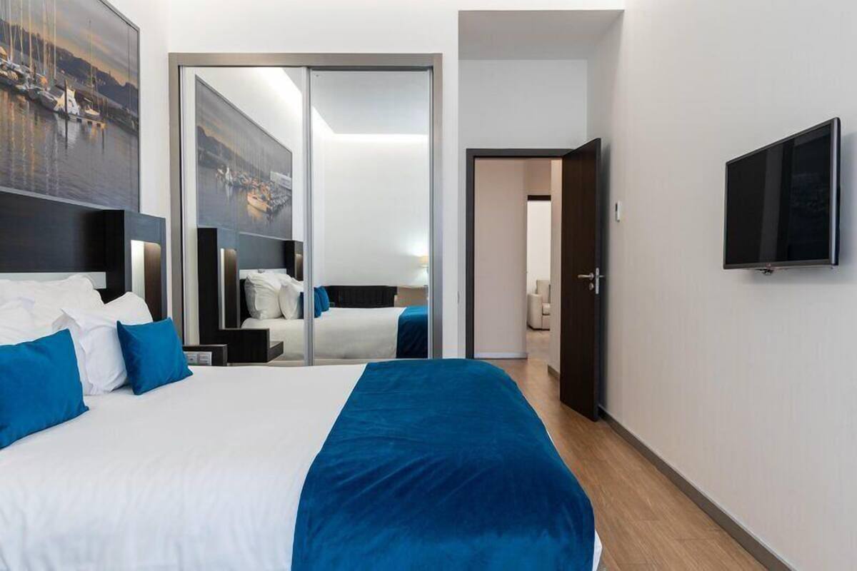 Minibar, caja de seguridad en la habitación y escritorio 