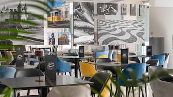 2 bares, 1 salón en el vestíbulo y 1 bar en la azotea