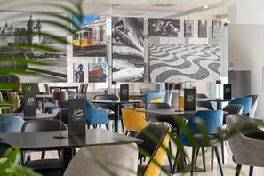 2 bars/lounges, lobby lounge, rooftop bar