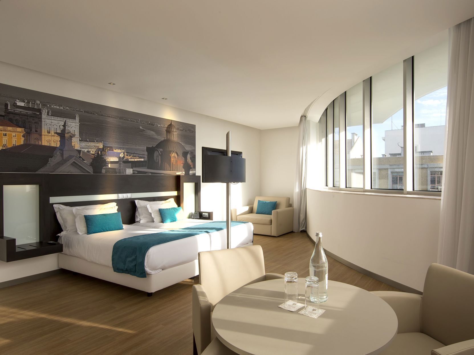 Minibar, coffres-forts dans les chambres, bureau