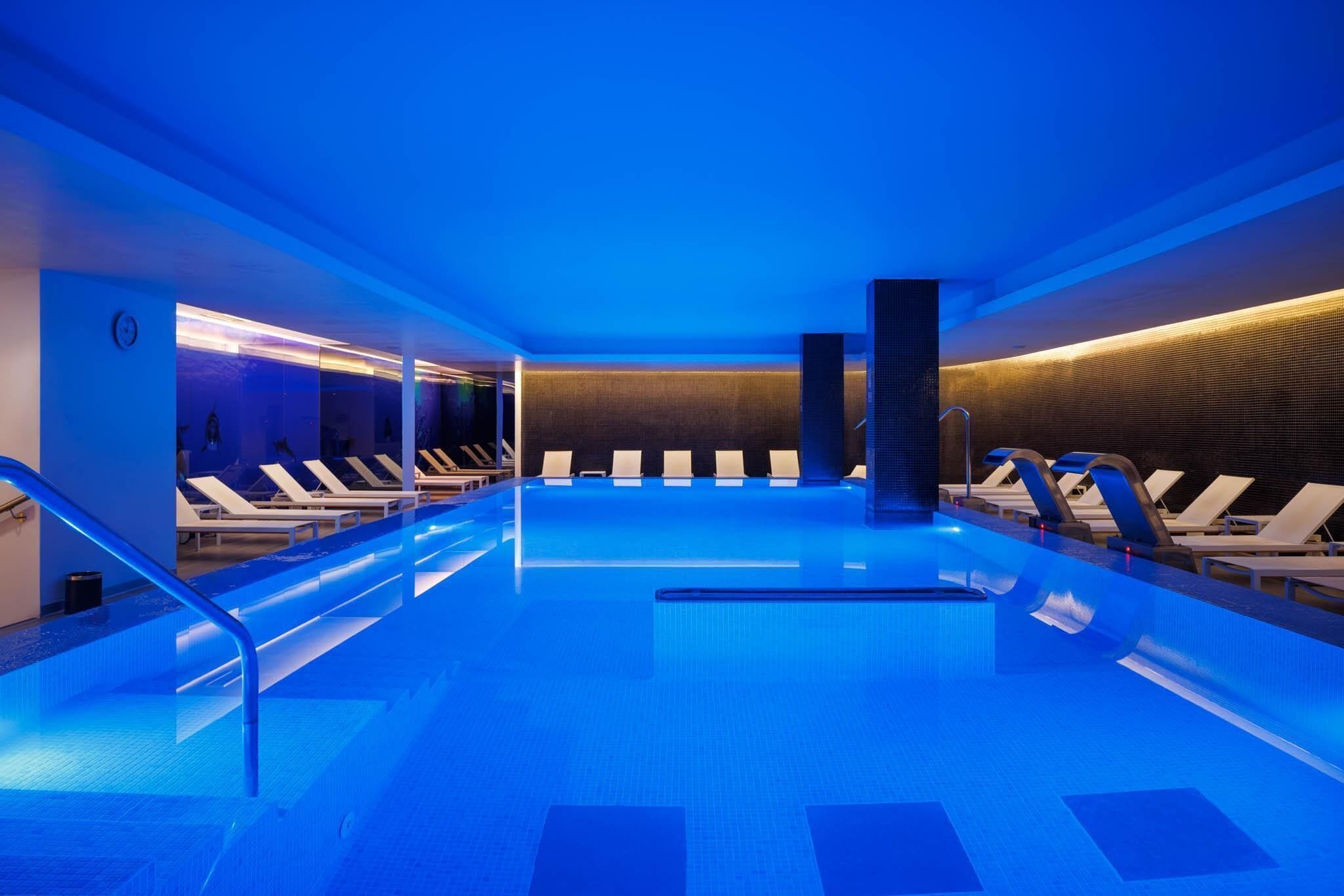 Una piscina techada, 2 piscinas al aire libre, sombrillas