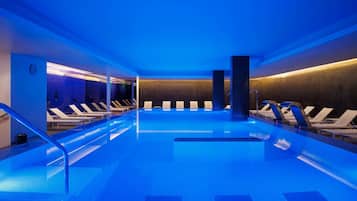 Piscina interna, 2 piscinas externas, guarda-sóis, espreguiçadeiras