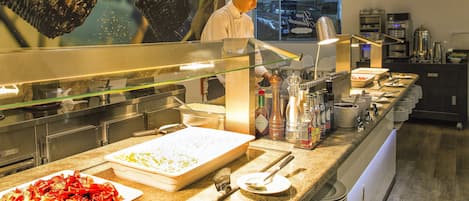 Der serveres morgenmad, aftensmad og portugisiske retter