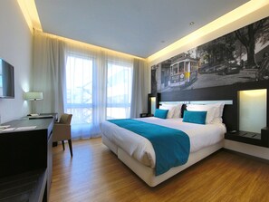 Minibar, caja de seguridad en la habitación y decoración personalizada 
