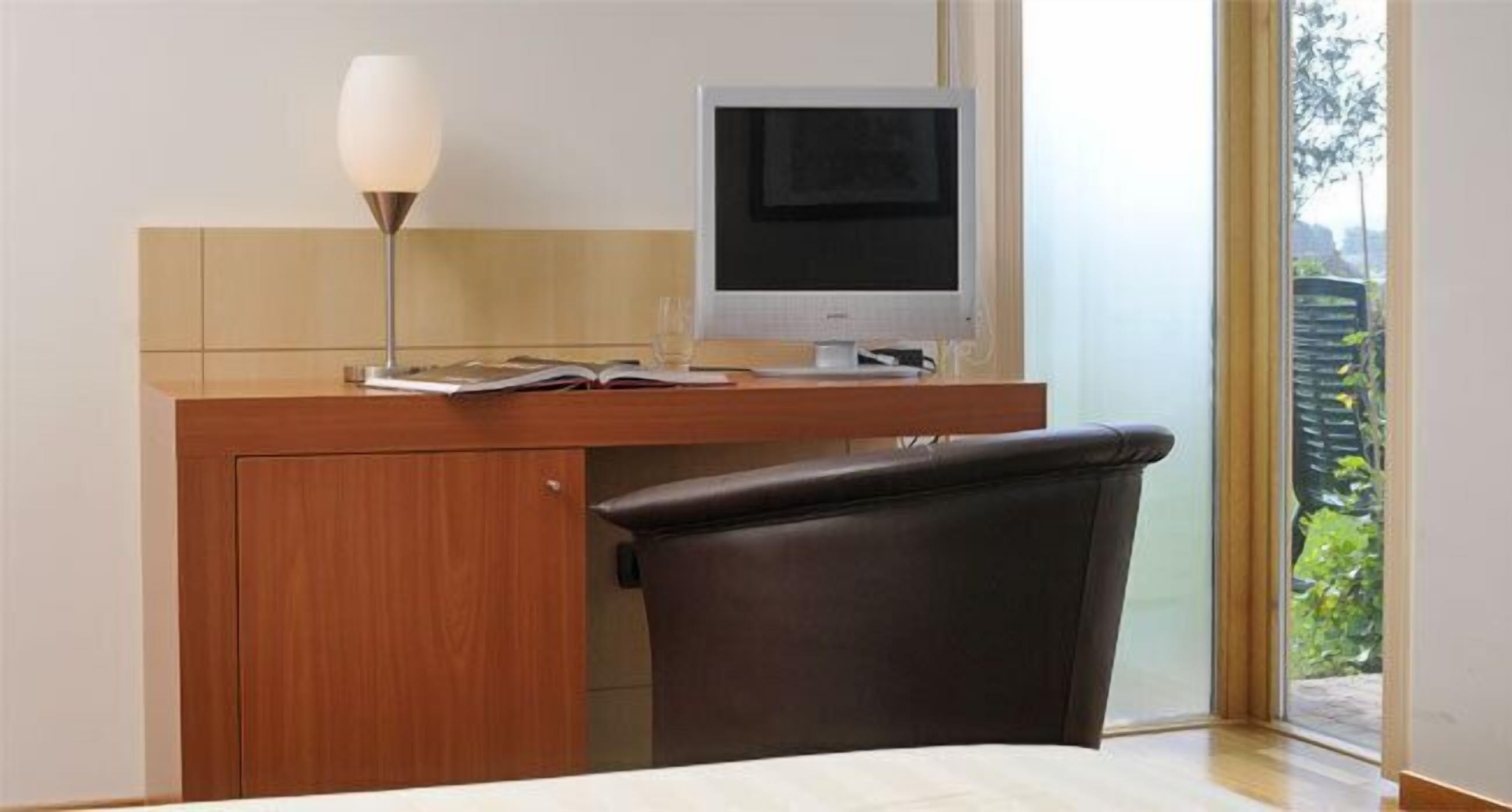 in-room business centre