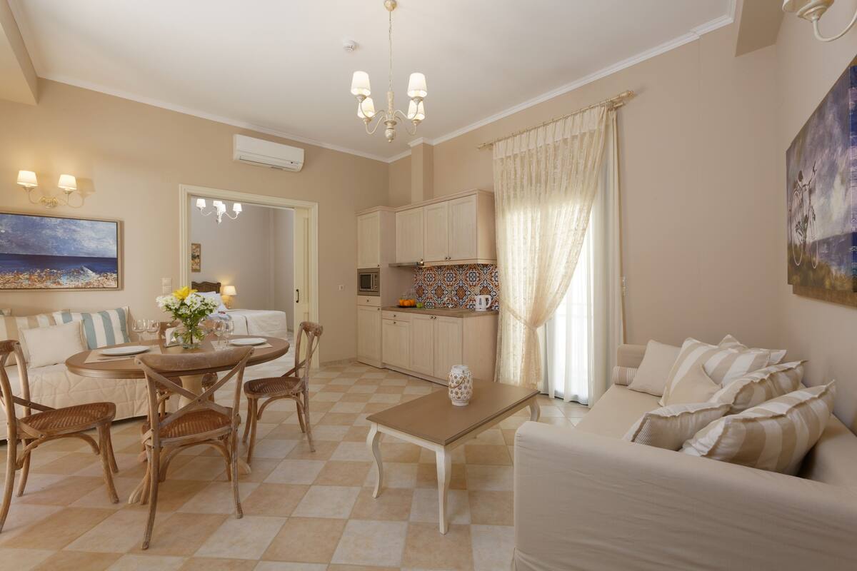 Una sala de estar con comedor, cocina y dormitorio.