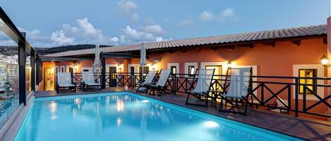 屋外プール、プール パラソル、サンラウンジャー