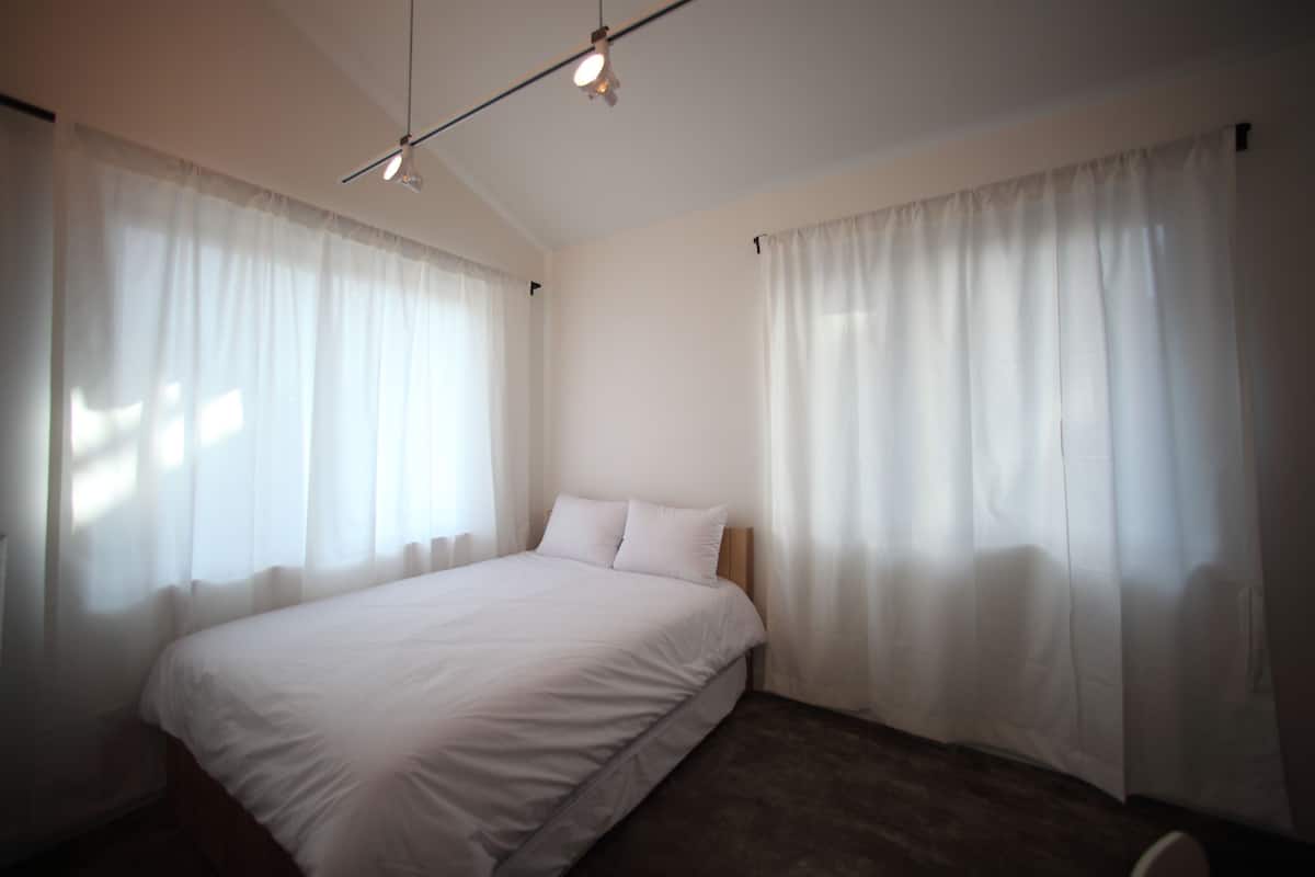 Kamar Double Deluks (Non-Korean Nationals Only) | Tempat tidur lipat/tambahan dan Wi-Fi gratis