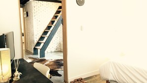 华丽四人房 (Non-Korean Nationals Only) | 折叠床/加床（额外收费）、免费 WiFi