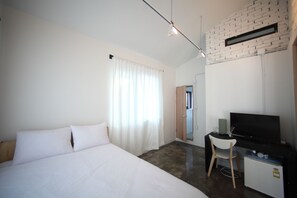 Deluxe Double Room (Non-Korean Nationals Only) | Rollaway beds, free WiFi - House740 (Seoul)