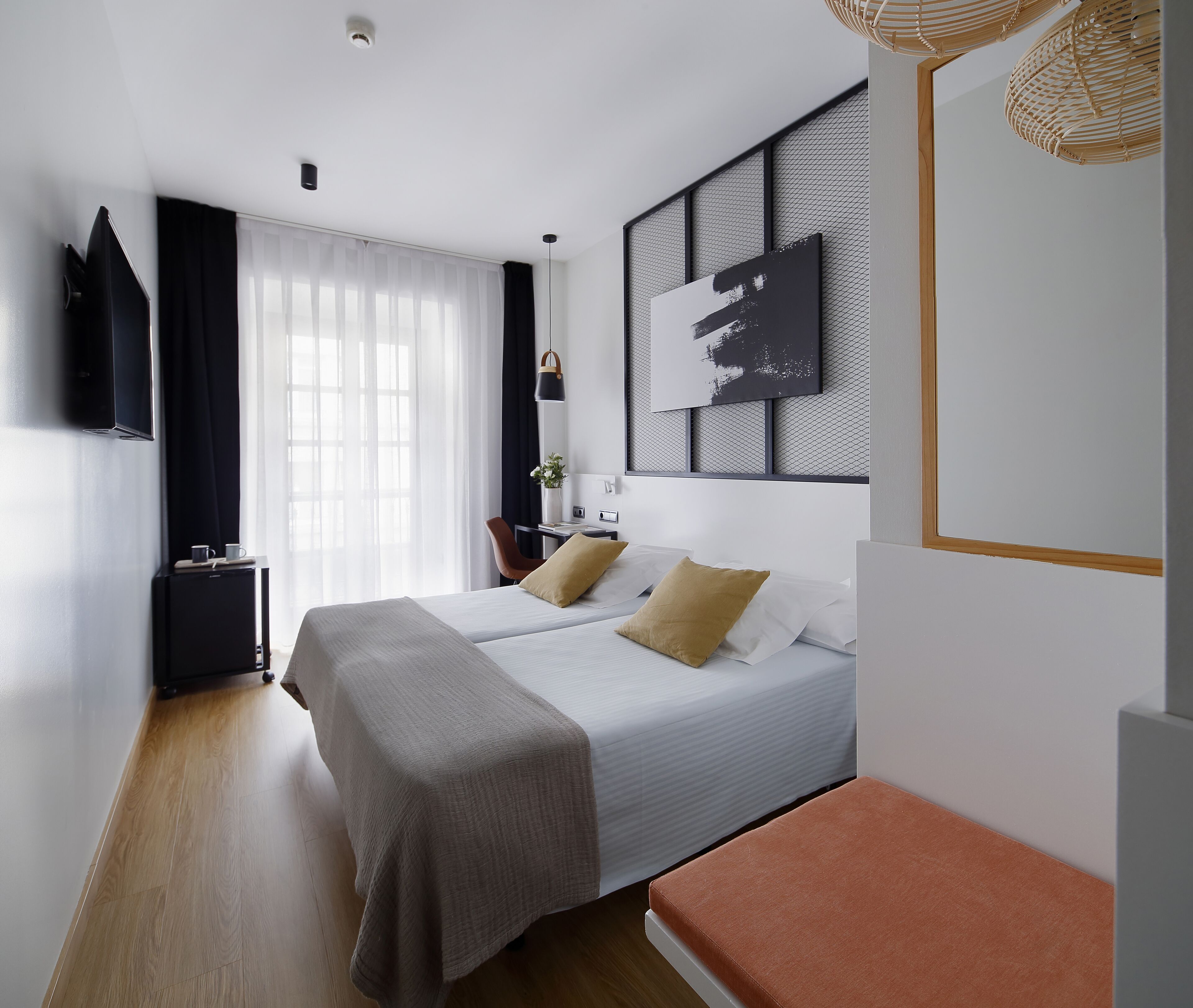 Tweepersoonskamer | Een minibar, een kluis op de kamer, een bureau, verduisterende gordijnen