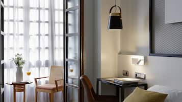 Habitación doble | Minibar, caja fuerte, escritorio y cortinas opacas