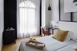 Habitación doble | Minibar, caja fuerte, escritorio y cortinas opacas