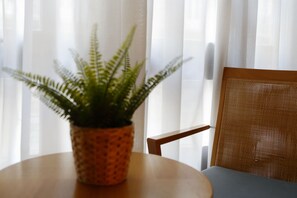 Habitación doble | Minibar, caja de seguridad en la habitación y escritorio