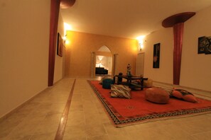 Lobby sitting area - Salenthouse (Racale)