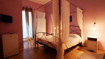 Camera con letto matrimoniale o 2 letti singoli | Una scrivania, ferro/asse da stiro, culle/letti per bambini (gratuiti)