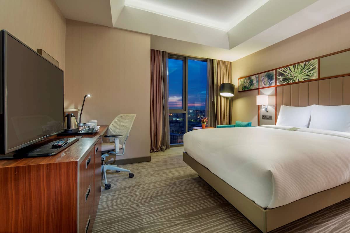 1 bedroom, premium bedding, minibar, in-room safe
