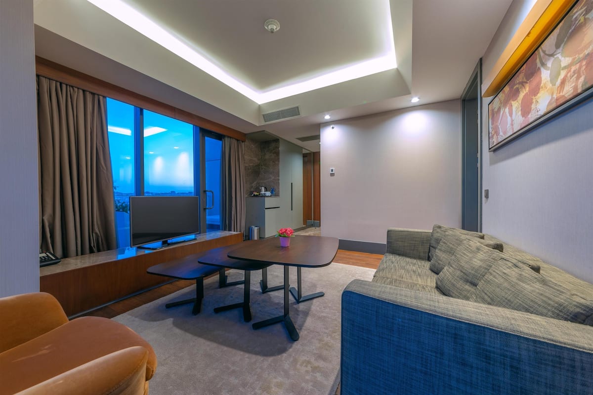 King, Suite, 1 Bedroom | Living area | LCD TV