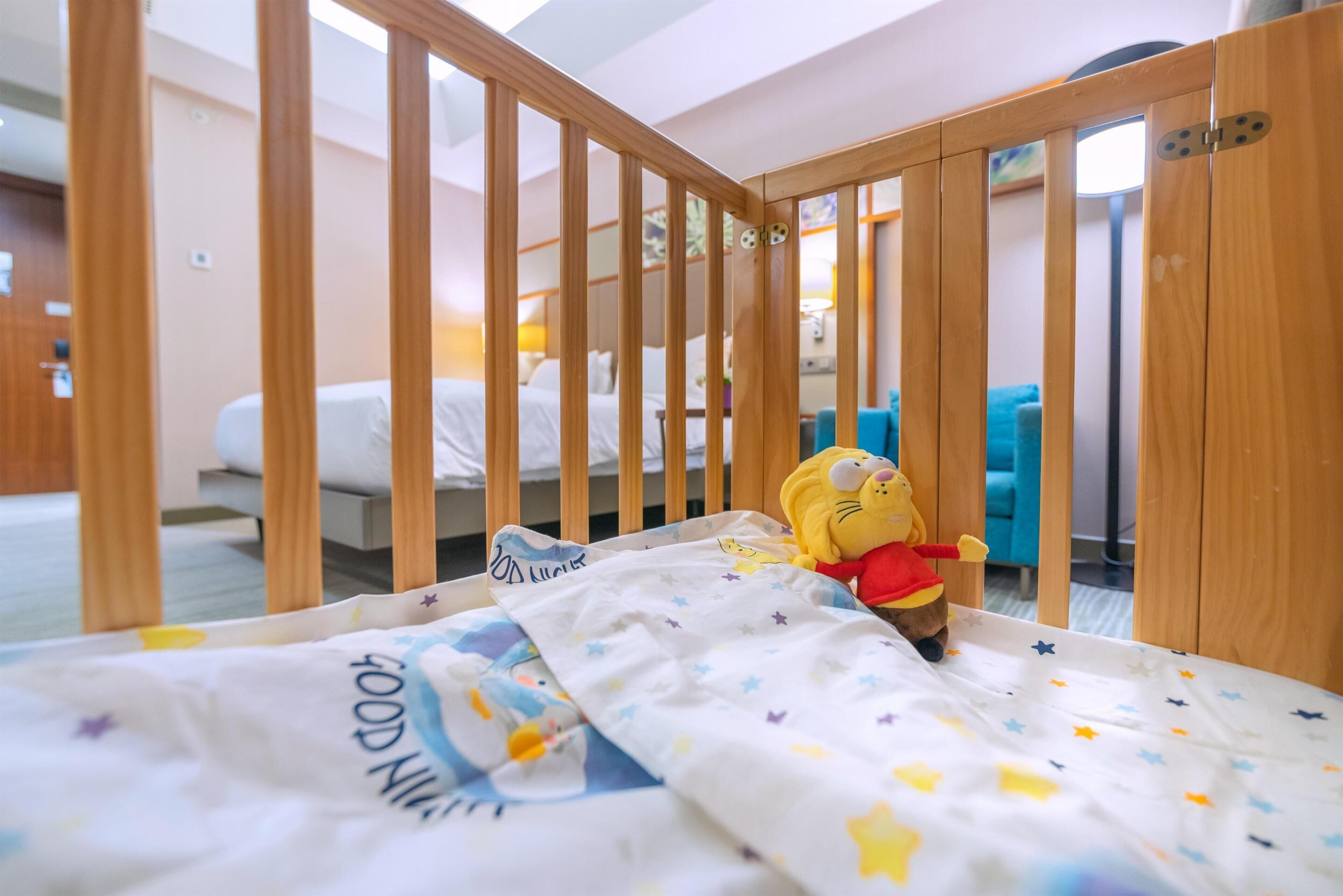 Habitación familiar, 1 cama de matrimonio grande (Connecting Rooms) | Ropa de cama de alta calidad, minibar, caja fuerte y escritorio