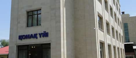 Un edificio de varios pisos con un letrero que dice "KONAK YIYI".