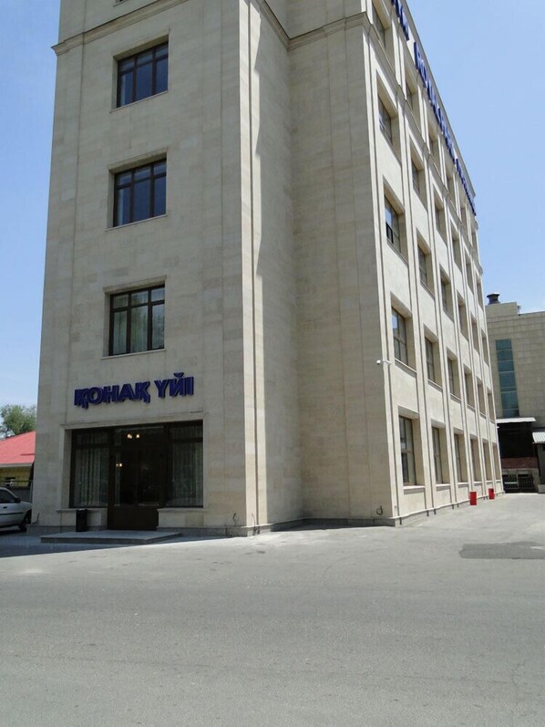 A multi-story building with a sign reading "KONAK YIYI".