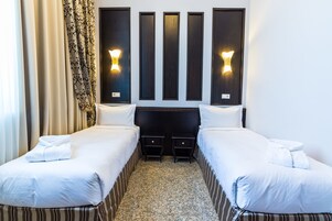 Standard Double or Twin Room | Bar mini, peti besi dalam bilik, meja, kalis bunyi 