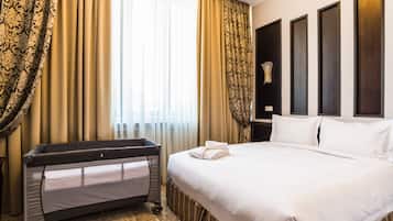 Minibar, brankas, meja kerja, dan kedap suara