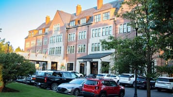 Bagian depan properti - sore/malam