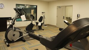 A fitness room with stationary bikes, a treadmill, and a mirror. - Holiday Inn Express & Suites Glasgow by IHG (Glasgow)