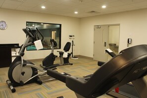 A fitness room with stationary bikes, a treadmill, and a mirror. - Holiday Inn Express & Suites Glasgow by IHG (Glasgow)