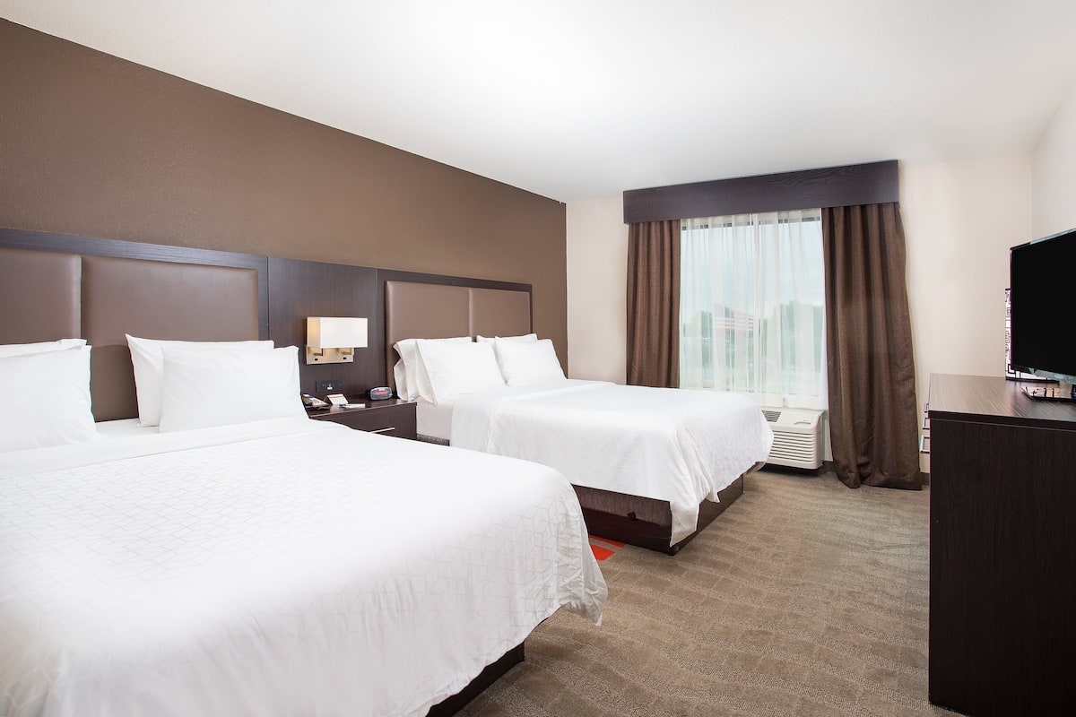 1 bedroom, desk, laptop workspace, blackout curtains