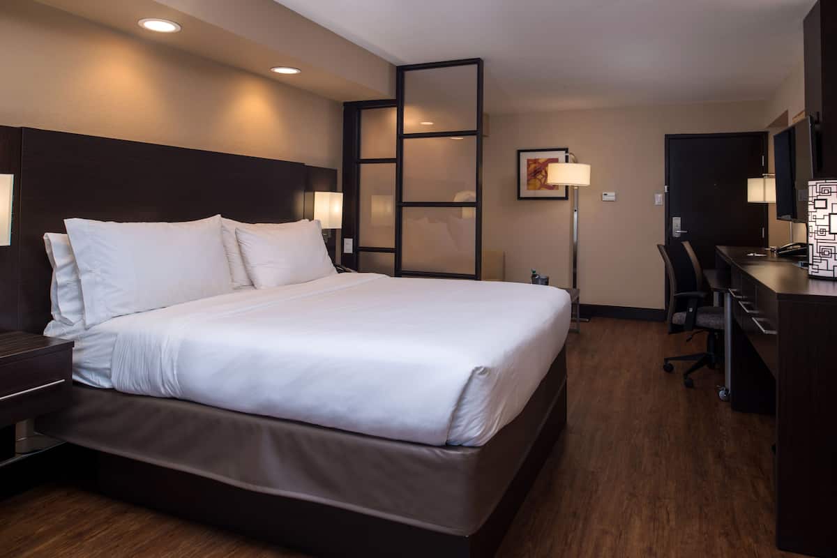 1 bedroom, pillow-top beds, in-room safe, desk