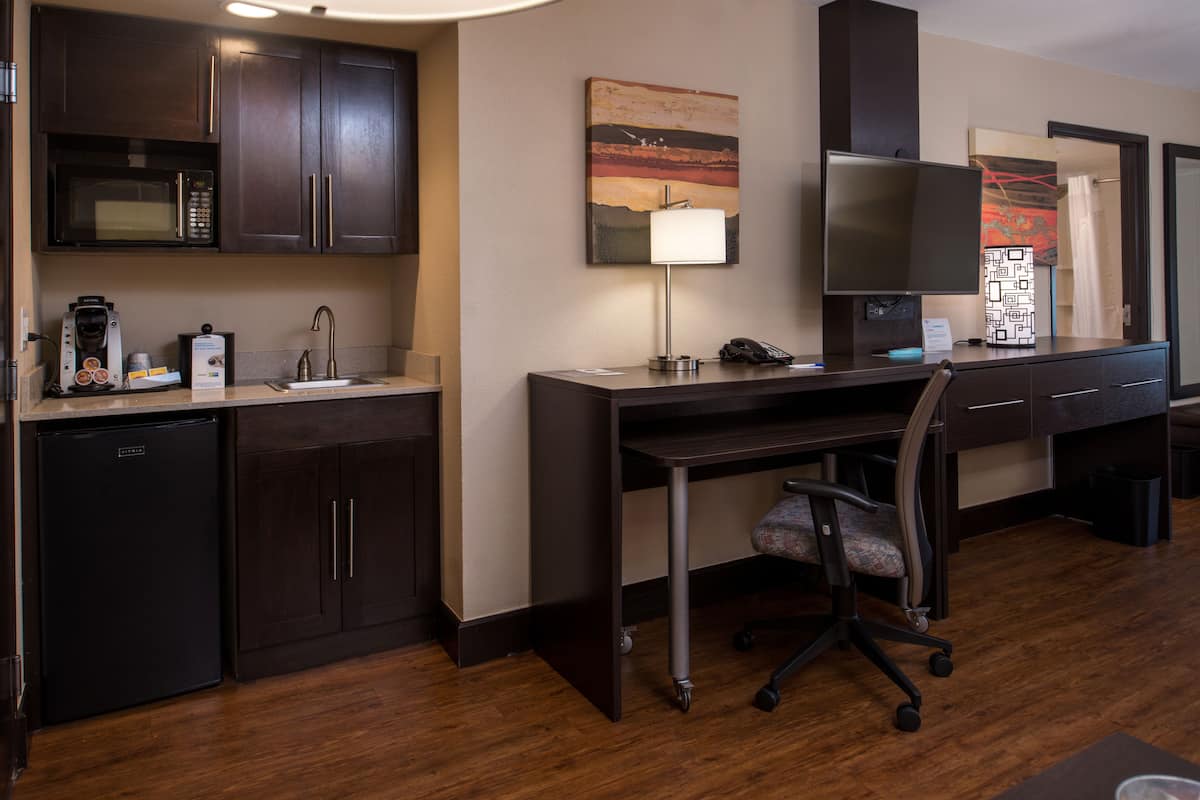 1 bedroom, pillow-top beds, in-room safe, desk