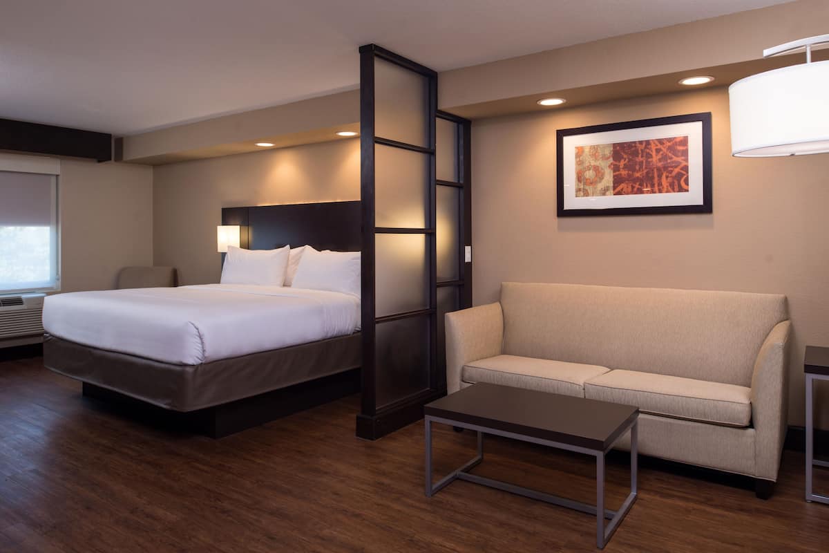 1 bedroom, pillow-top beds, in-room safe, desk