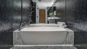 Luxe beddengoed, donzen dekbedden, een kluis op de kamer, een bureau