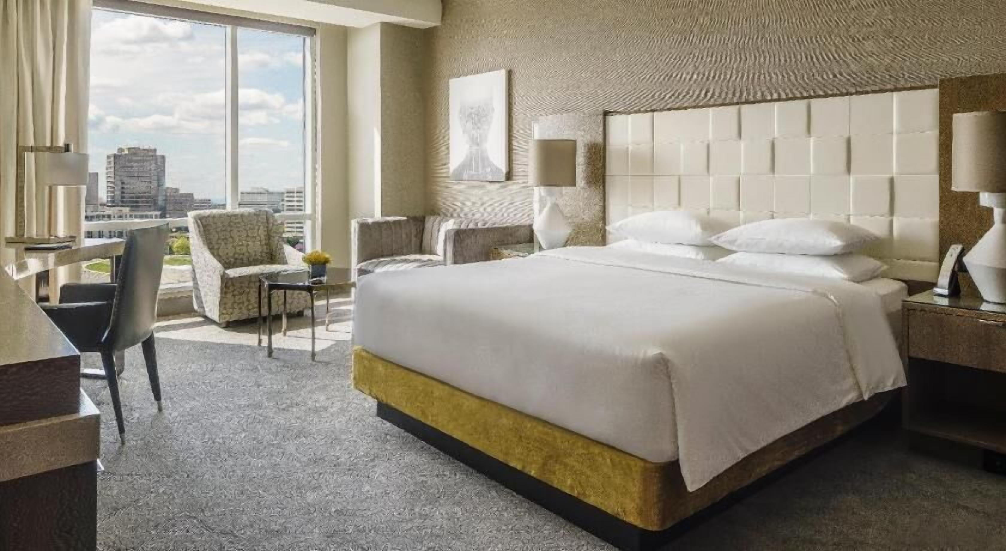 Luxe beddengoed, donzen dekbedden, een kluis op de kamer, een bureau