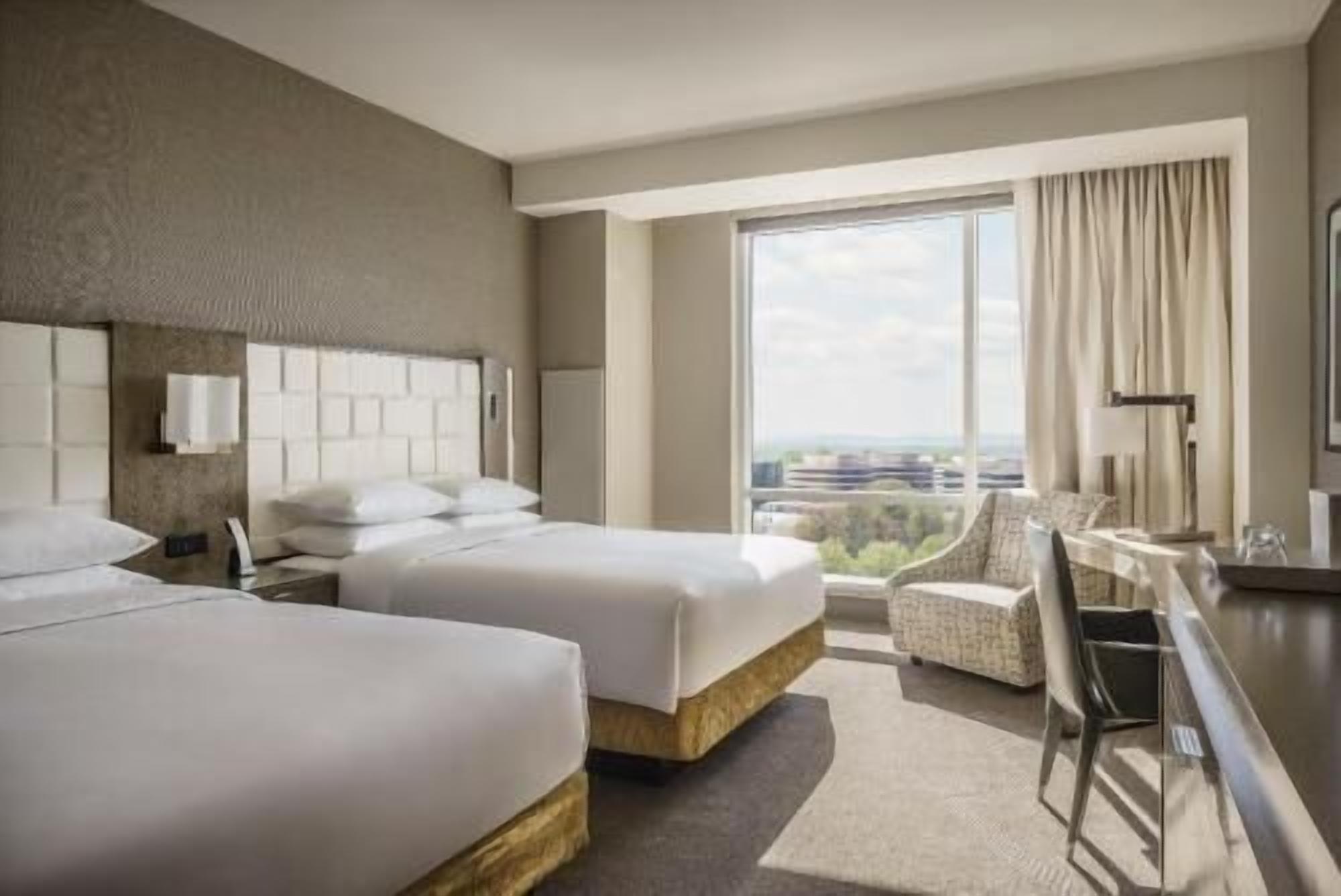 Luxe beddengoed, donzen dekbedden, een kluis op de kamer, een bureau