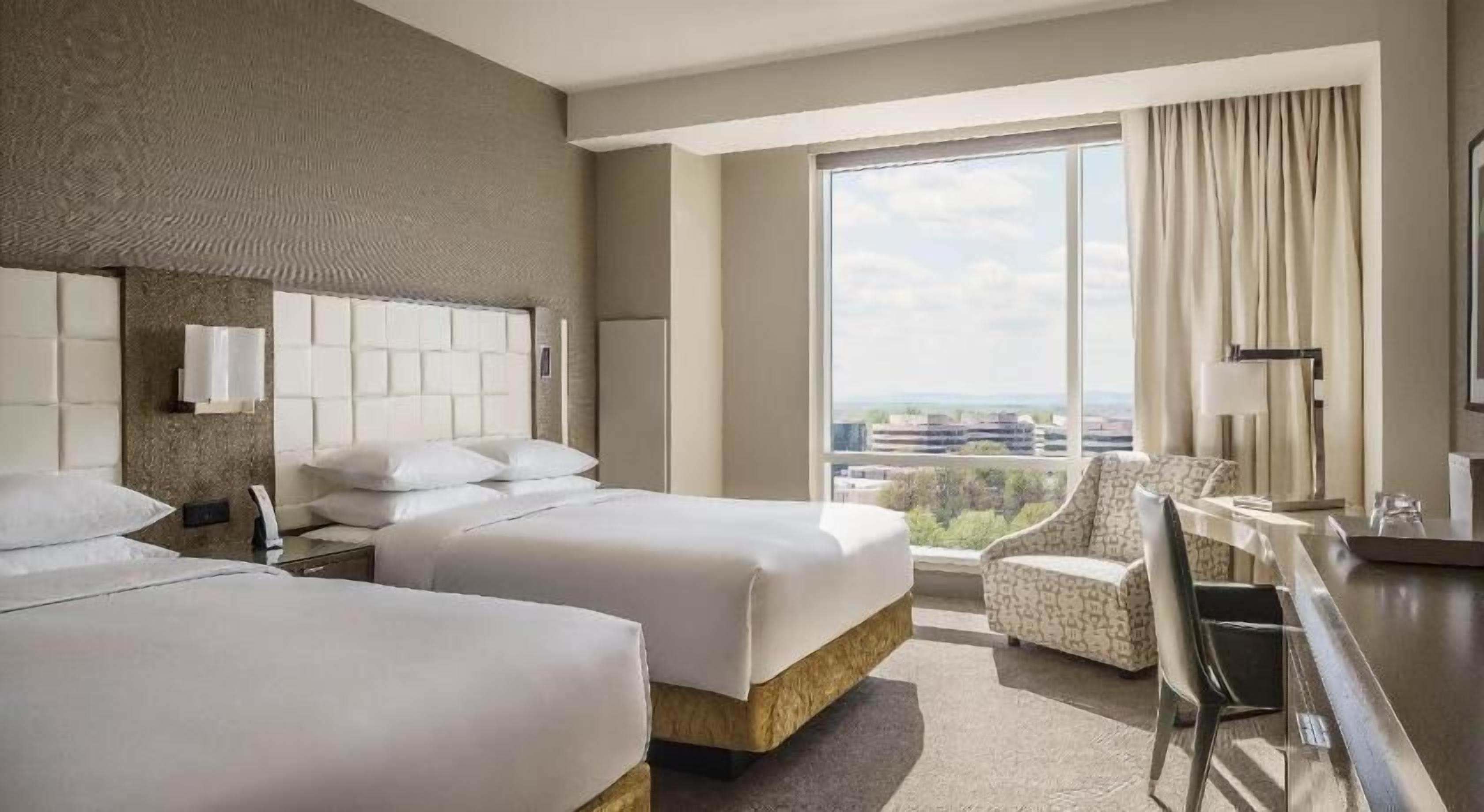Luxe beddengoed, donzen dekbedden, een kluis op de kamer, een bureau