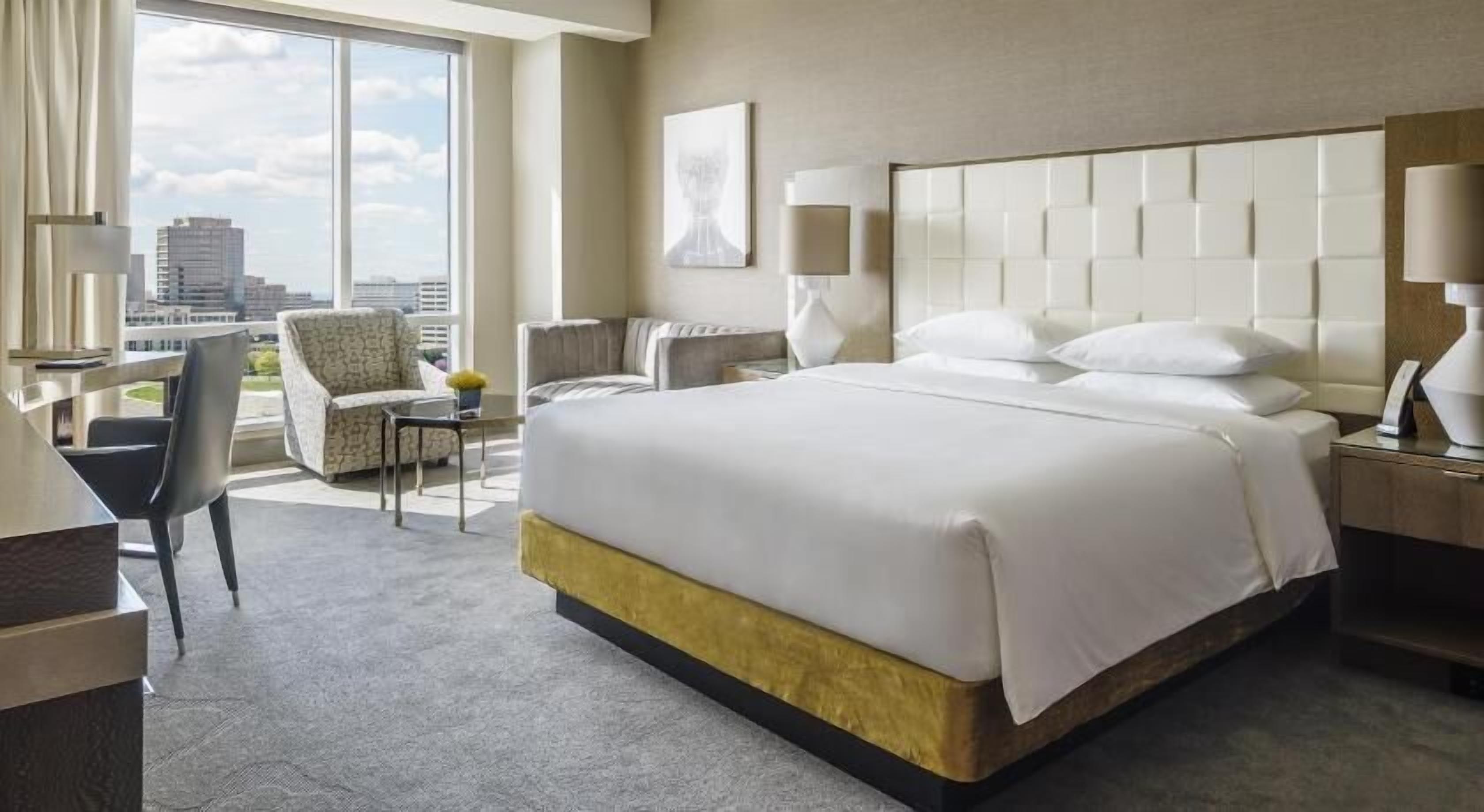 Luxe beddengoed, donzen dekbedden, een kluis op de kamer, een bureau